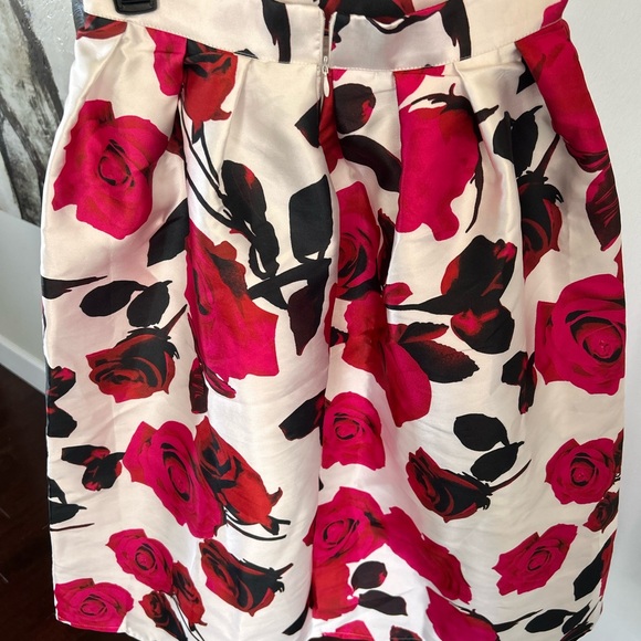 Classic pleated skirt - Picture 3 of 3